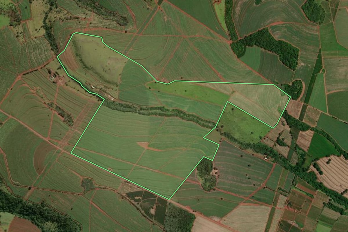 Imagem de satélite do imóvel rural em Batatais (SP), com o contorno declarado no CAR desenhado por cima.