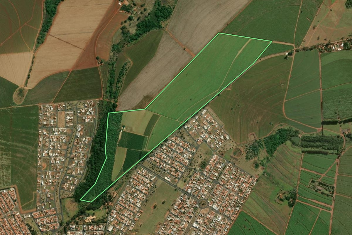 Imagem de satélite do imóvel rural em Batatais (SP), com o contorno declarado no CAR desenhado por cima.