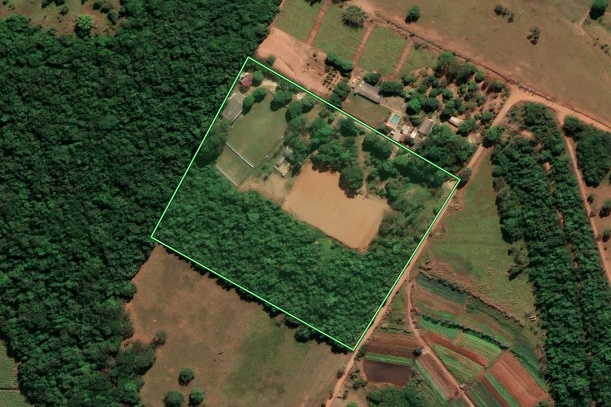 Imagem de satélite do imóvel rural em Bauru (SP), com o contorno declarado no CAR desenhado por cima.