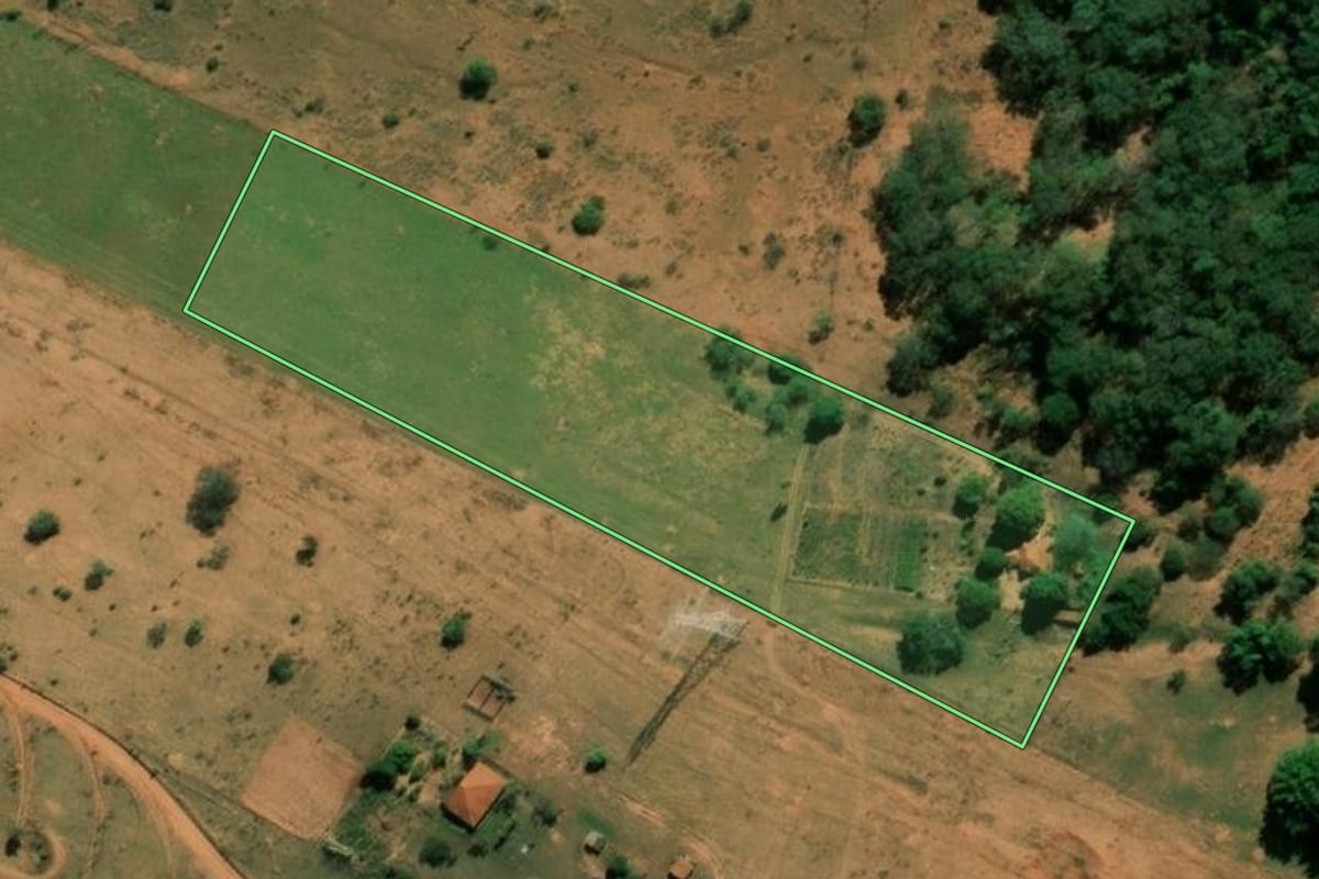 Imagem de satélite do imóvel rural em Bauru (SP), com o contorno declarado no CAR desenhado por cima.