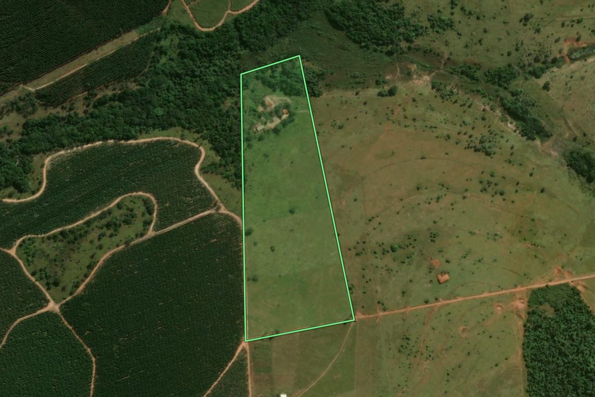 Imagem de satélite do imóvel rural em Bauru (SP), com o contorno declarado no CAR desenhado por cima.