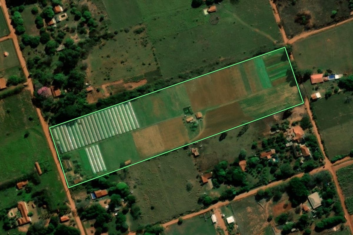 Imagem de satélite do imóvel rural em Bauru (SP), com o contorno declarado no CAR desenhado por cima.