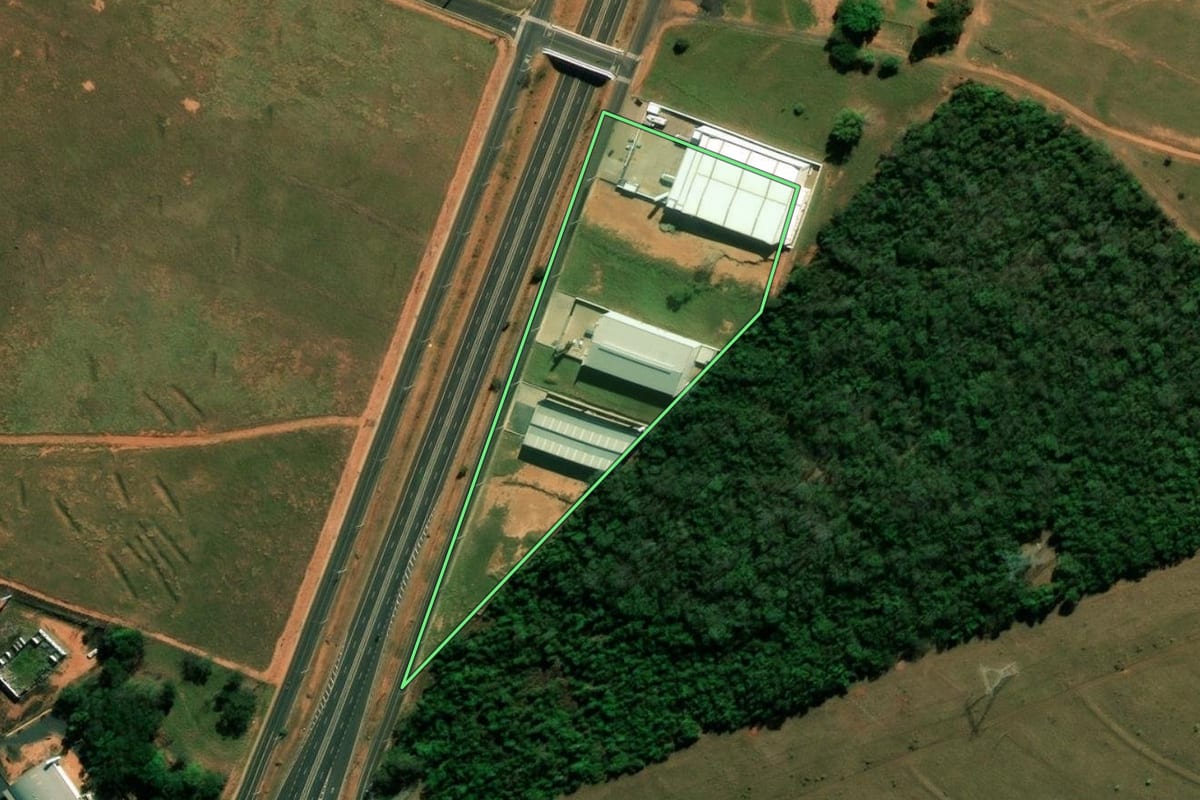 Imagem de satélite do imóvel rural em Bauru (SP), com o contorno declarado no CAR desenhado por cima.
