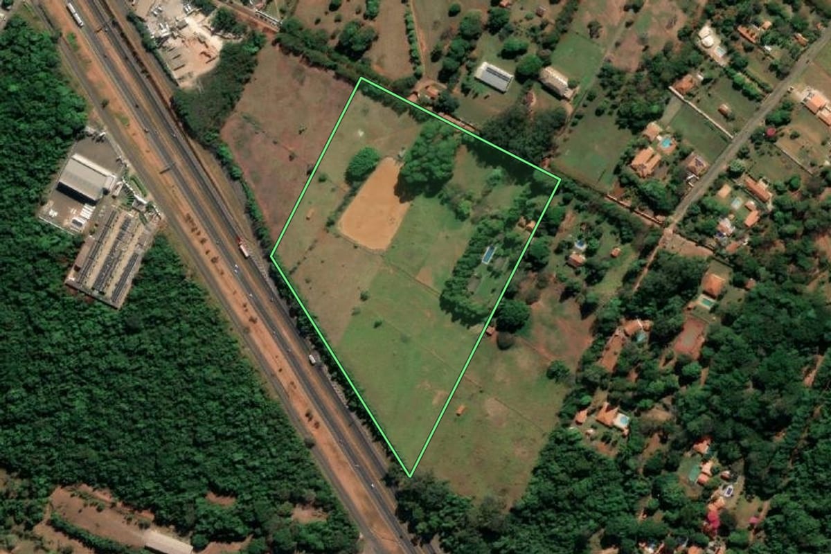 Imagem de satélite do imóvel rural em Bauru (SP), com o contorno declarado no CAR desenhado por cima.