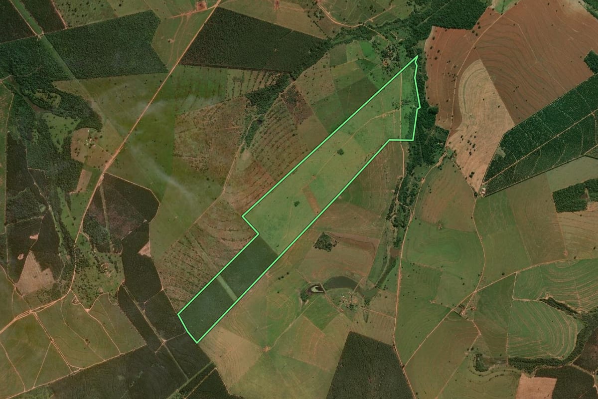 Imagem de satélite do imóvel rural em Bauru (SP), com o contorno declarado no CAR desenhado por cima.