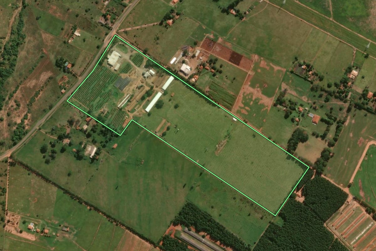 Imagem de satélite do imóvel rural em Bauru (SP), com o contorno declarado no CAR desenhado por cima.