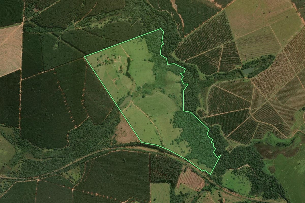 Imagem de satélite do imóvel rural em Bauru (SP), com o contorno declarado no CAR desenhado por cima.