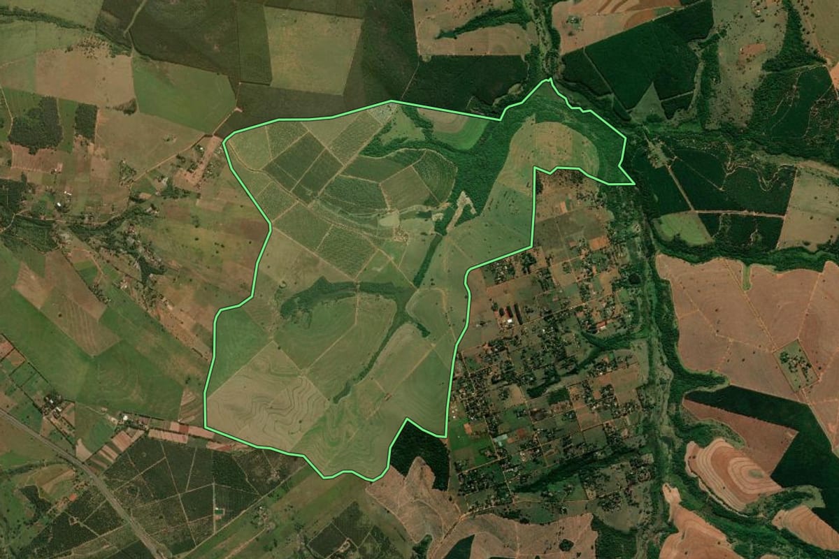 Imagem de satélite do imóvel rural em Bauru (SP), com o contorno declarado no CAR desenhado por cima.