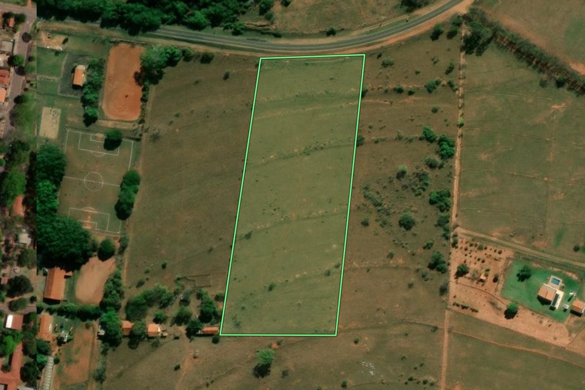 Imagem de satélite do imóvel rural em Bauru (SP), com o contorno declarado no CAR desenhado por cima.