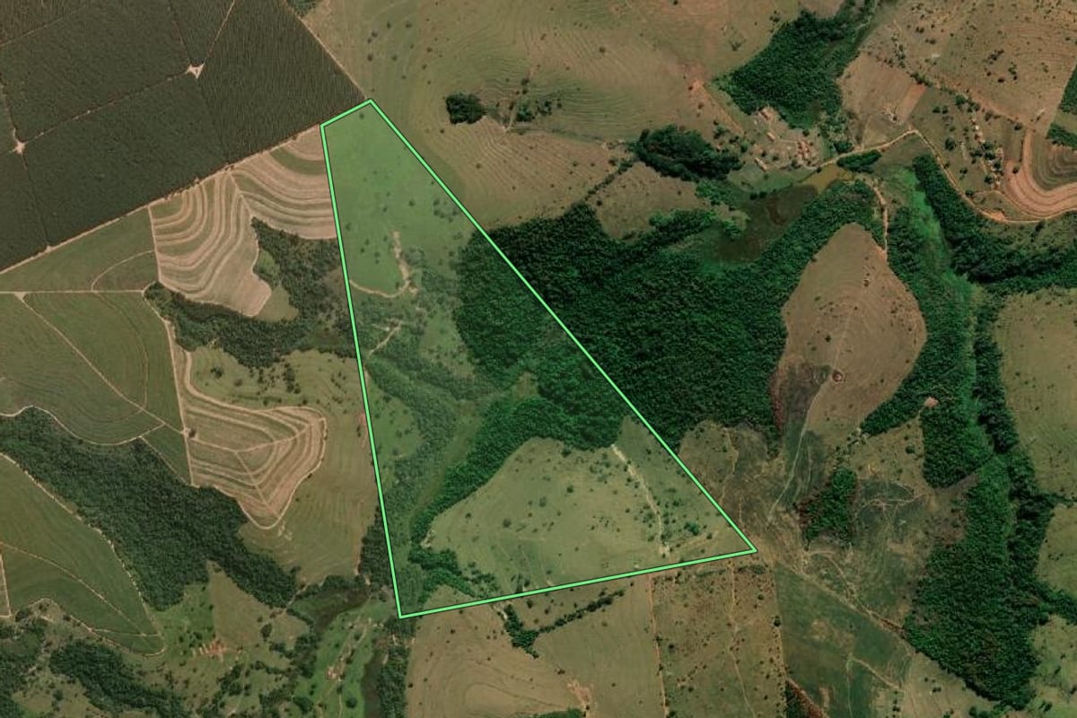 Imagem de satélite do imóvel rural em Bauru (SP), com o contorno declarado no CAR desenhado por cima.