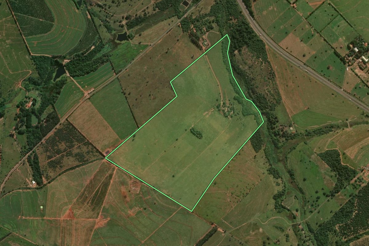 Imagem de satélite do imóvel rural em Bauru (SP), com o contorno declarado no CAR desenhado por cima.