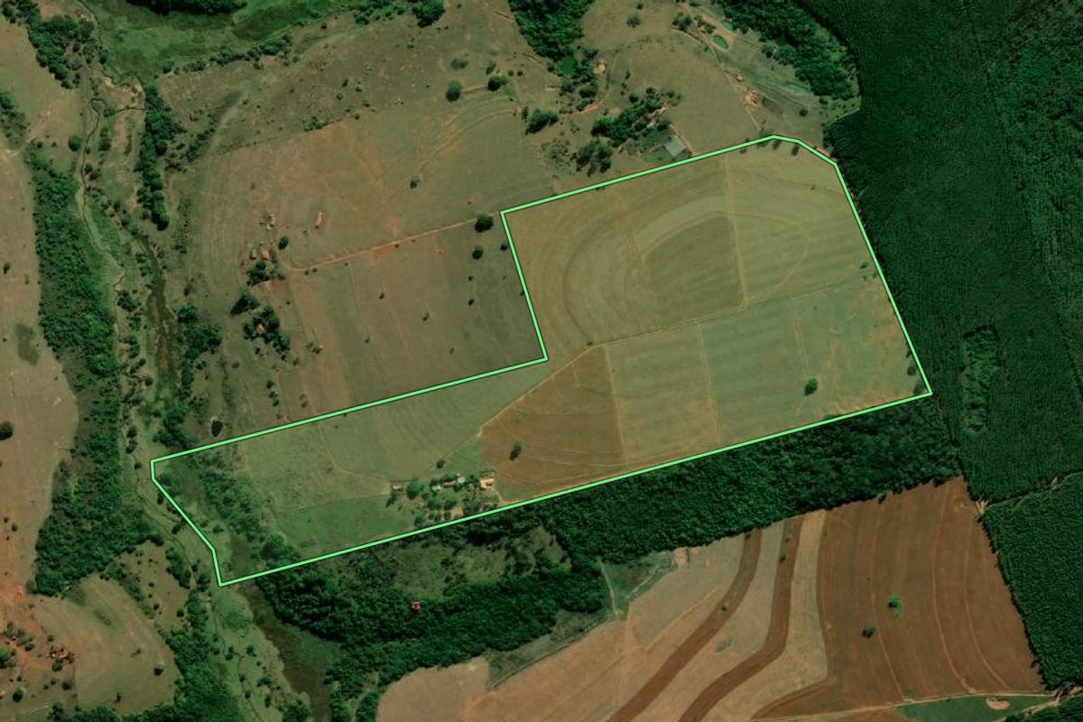 Imagem de satélite do imóvel rural em Bauru (SP), com o contorno declarado no CAR desenhado por cima.