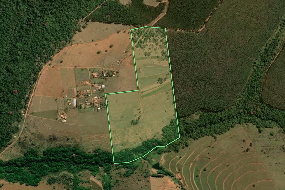 Imagem de satélite do imóvel rural em Bauru (SP), com o contorno declarado no CAR desenhado por cima.