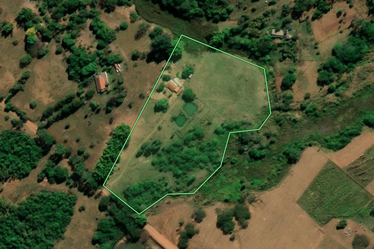 Imagem de satélite do imóvel rural em Bauru (SP), com o contorno declarado no CAR desenhado por cima.