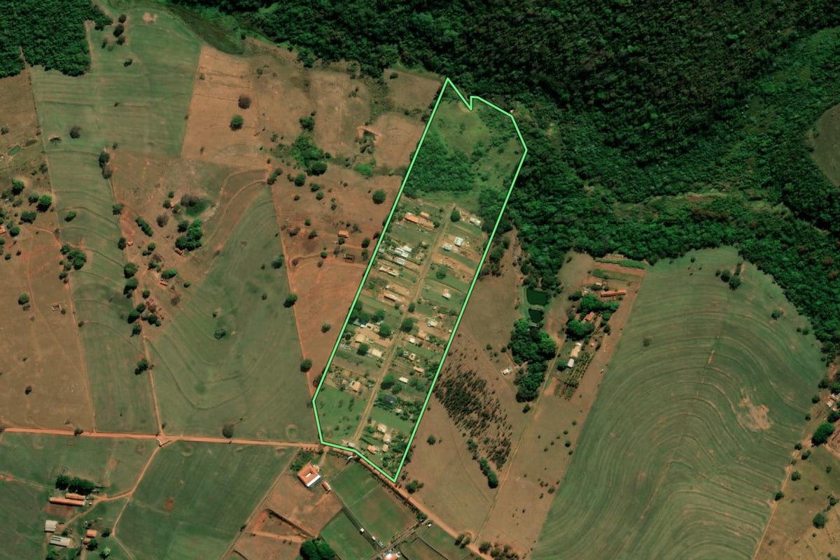 Imagem de satélite do imóvel rural em Bauru (SP), com o contorno declarado no CAR desenhado por cima.