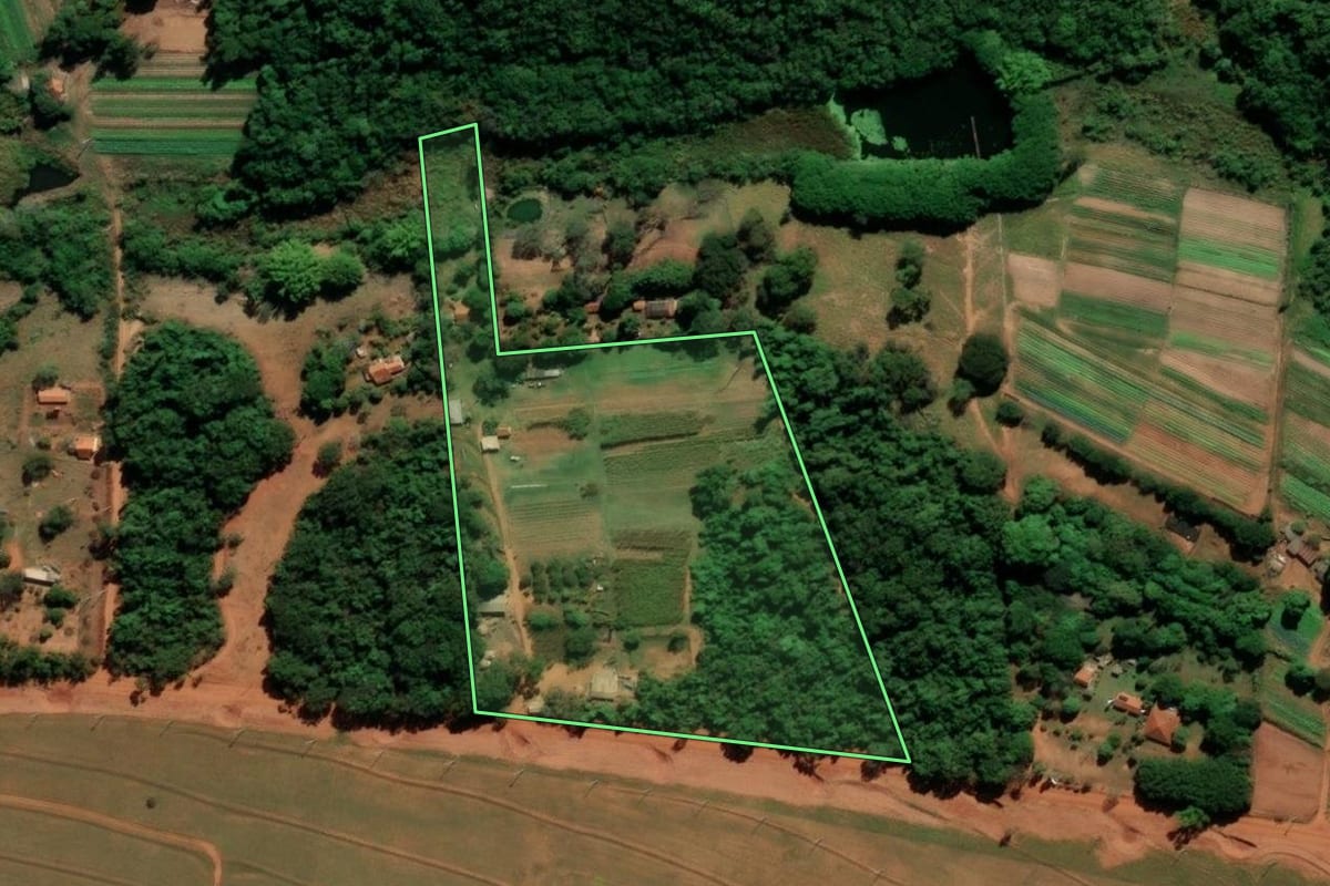 Imagem de satélite do imóvel rural em Bauru (SP), com o contorno declarado no CAR desenhado por cima.