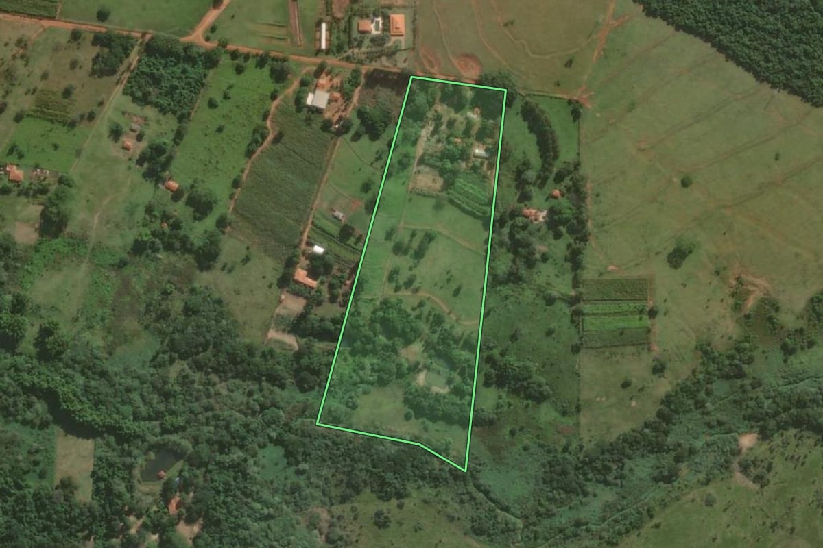 Imagem de satélite do imóvel rural em Bauru (SP), com o contorno declarado no CAR desenhado por cima.