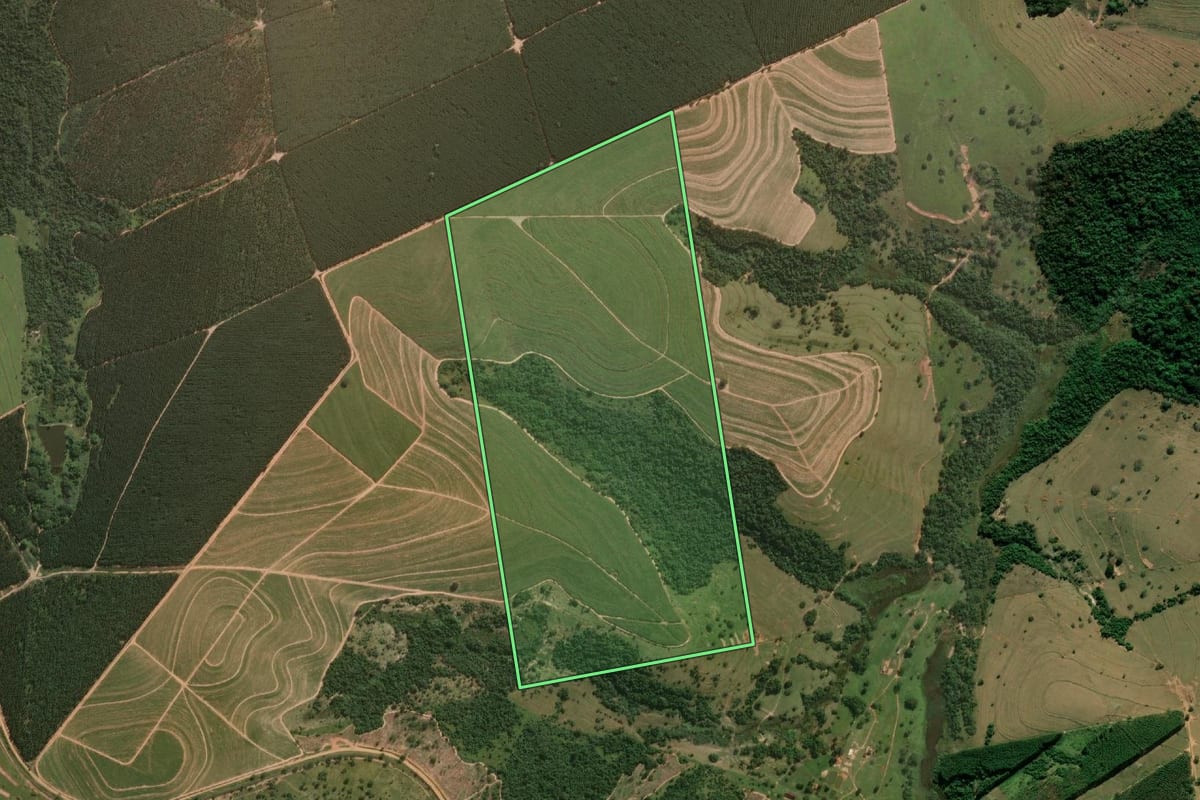 Imagem de satélite do imóvel rural em Bauru (SP), com o contorno declarado no CAR desenhado por cima.