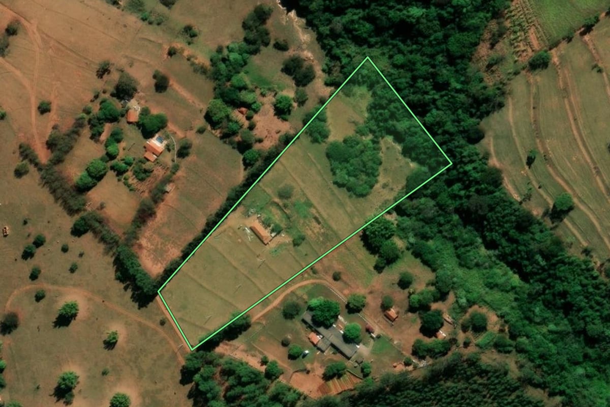 Imagem de satélite do imóvel rural em Bauru (SP), com o contorno declarado no CAR desenhado por cima.