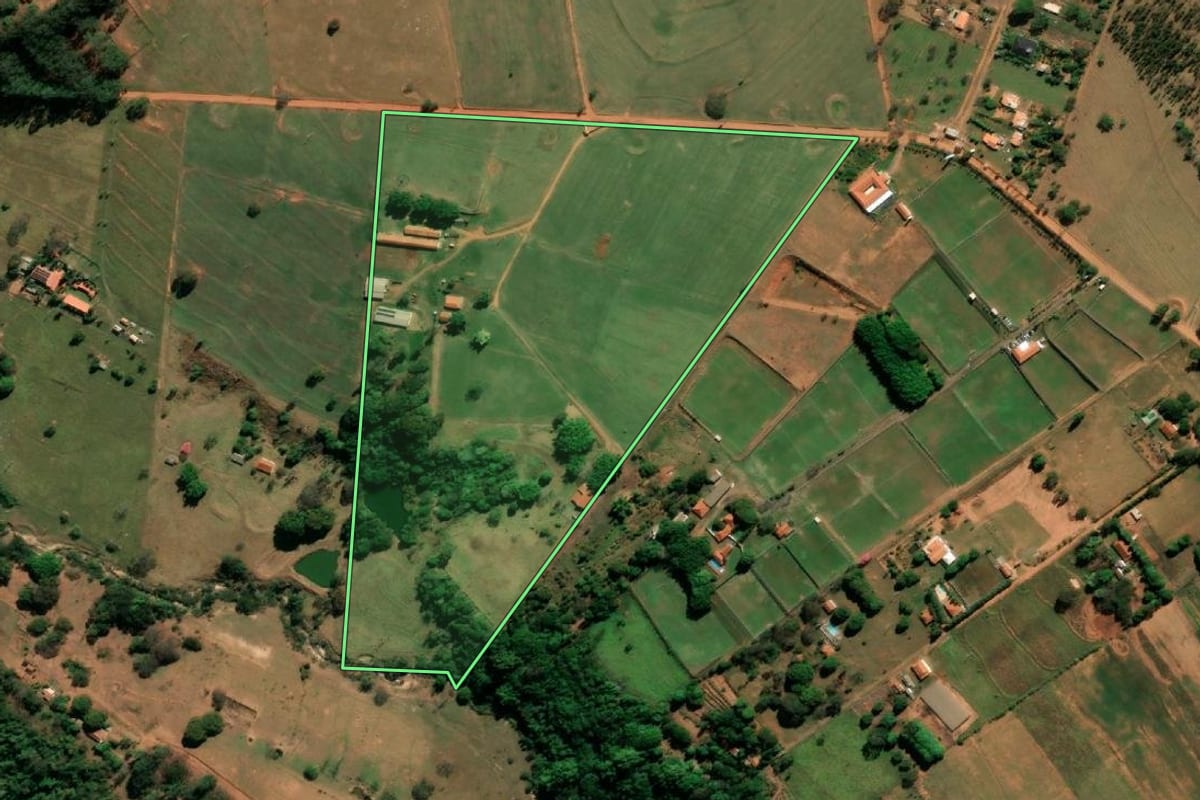 Imagem de satélite do imóvel rural em Bauru (SP), com o contorno declarado no CAR desenhado por cima.