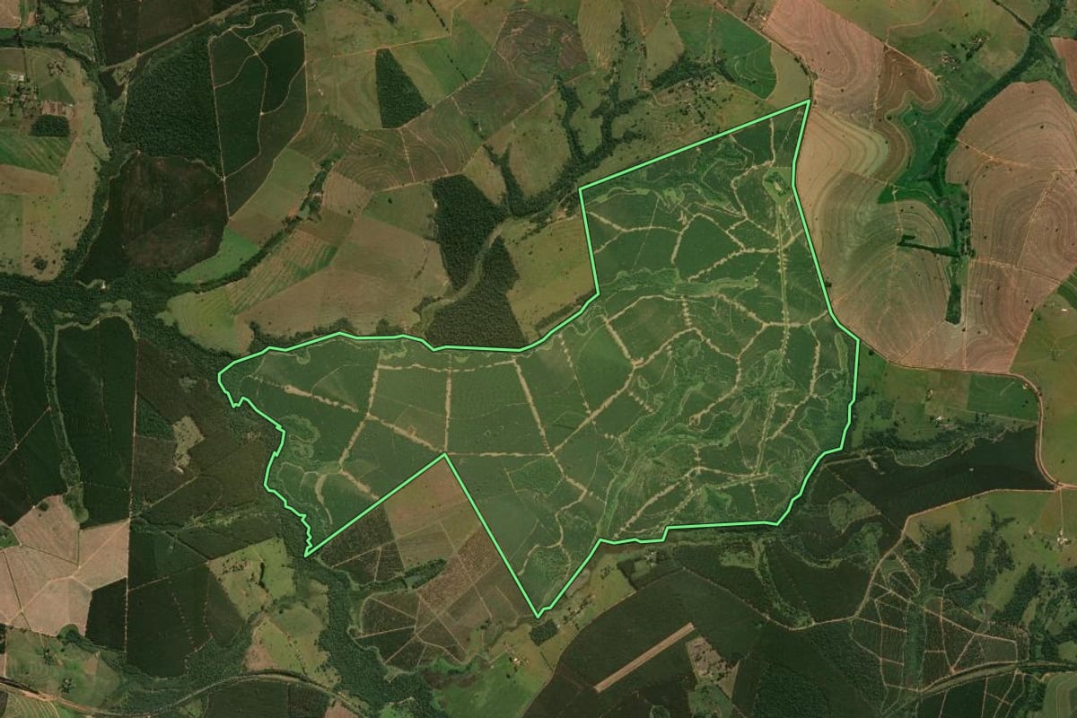 Imagem de satélite do imóvel rural em Bauru (SP), com o contorno declarado no CAR desenhado por cima.