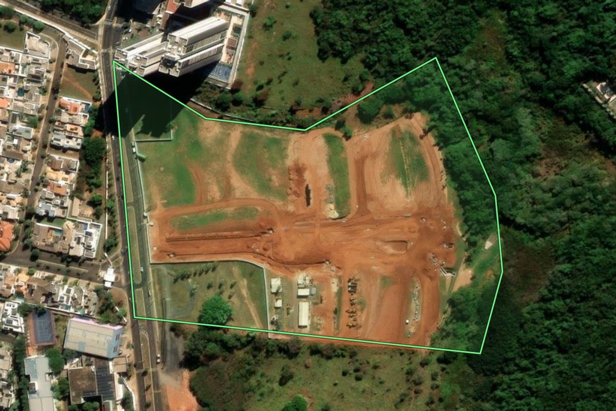 Imagem de satélite do imóvel rural em Bauru (SP), com o contorno declarado no CAR desenhado por cima.