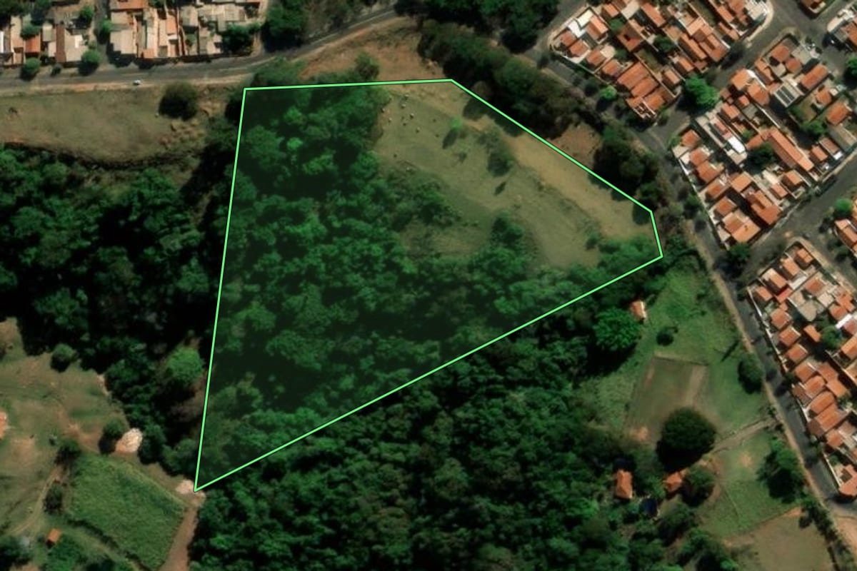 Imagem de satélite do imóvel rural em Bauru (SP), com o contorno declarado no CAR desenhado por cima.