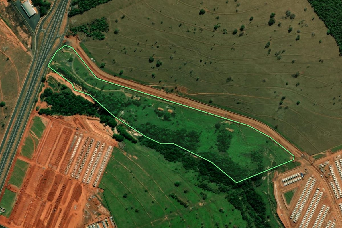 Imagem de satélite do imóvel rural em Bauru (SP), com o contorno declarado no CAR desenhado por cima.