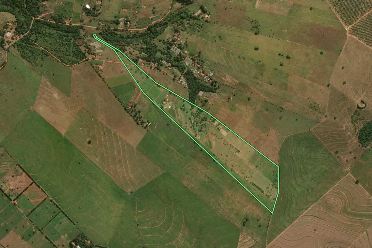 Imagem de satélite do imóvel rural em Bauru (SP), com o contorno declarado no CAR desenhado por cima.