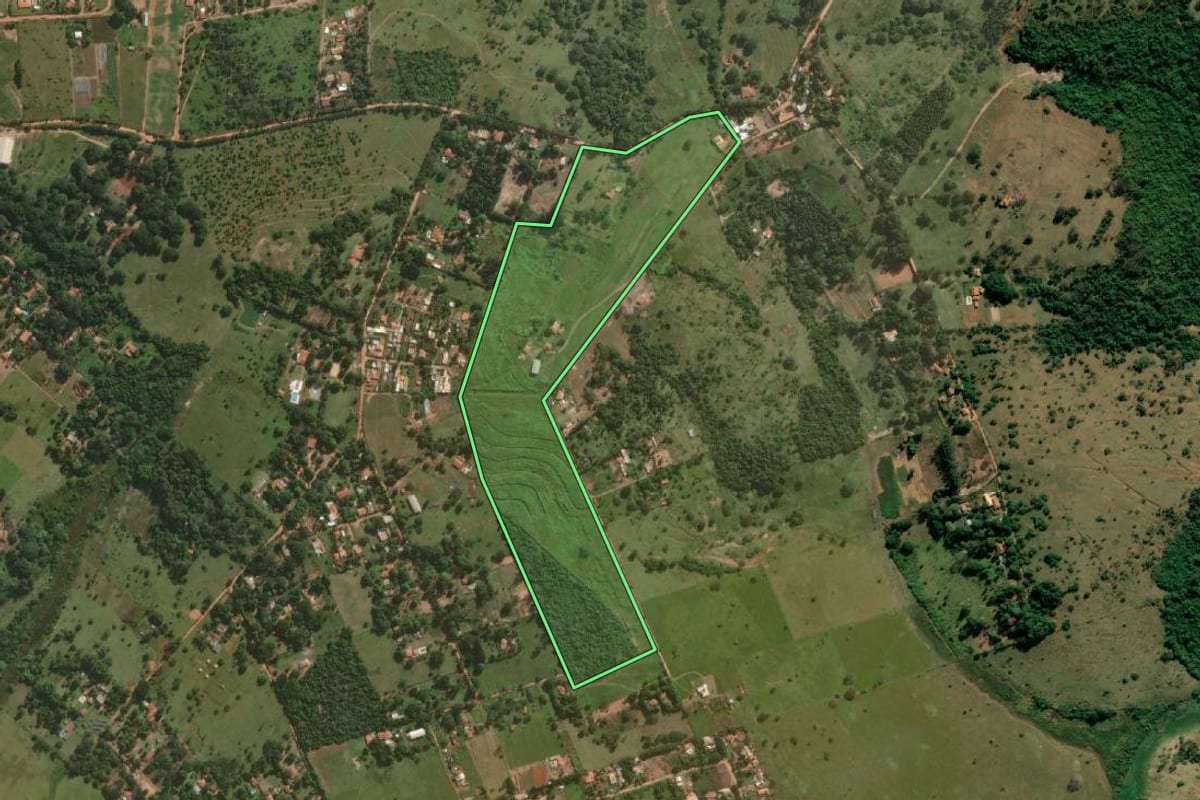 Imagem de satélite do imóvel rural em Bauru (SP), com o contorno declarado no CAR desenhado por cima.