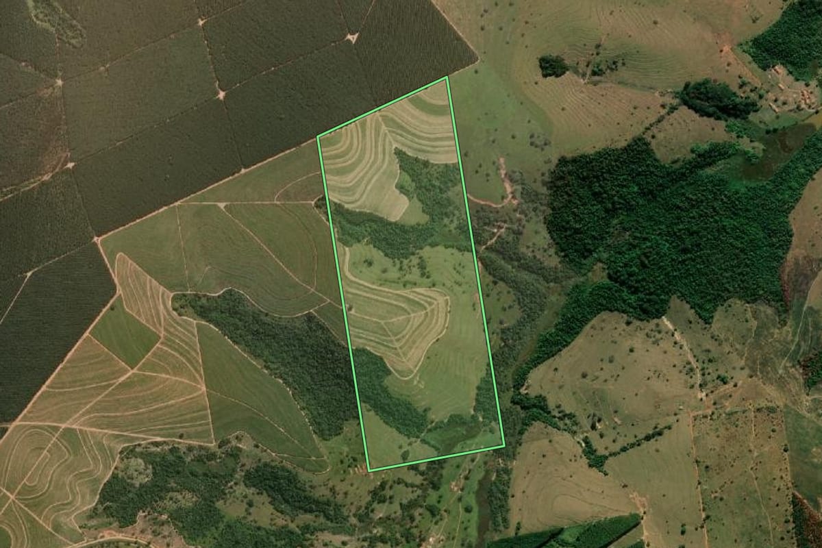 Imagem de satélite do imóvel rural em Bauru (SP), com o contorno declarado no CAR desenhado por cima.