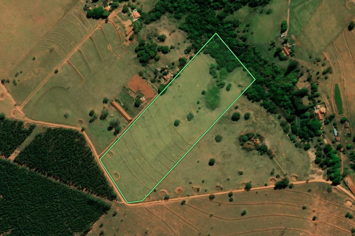 Imagem de satélite do imóvel rural em Bauru (SP), com o contorno declarado no CAR desenhado por cima.