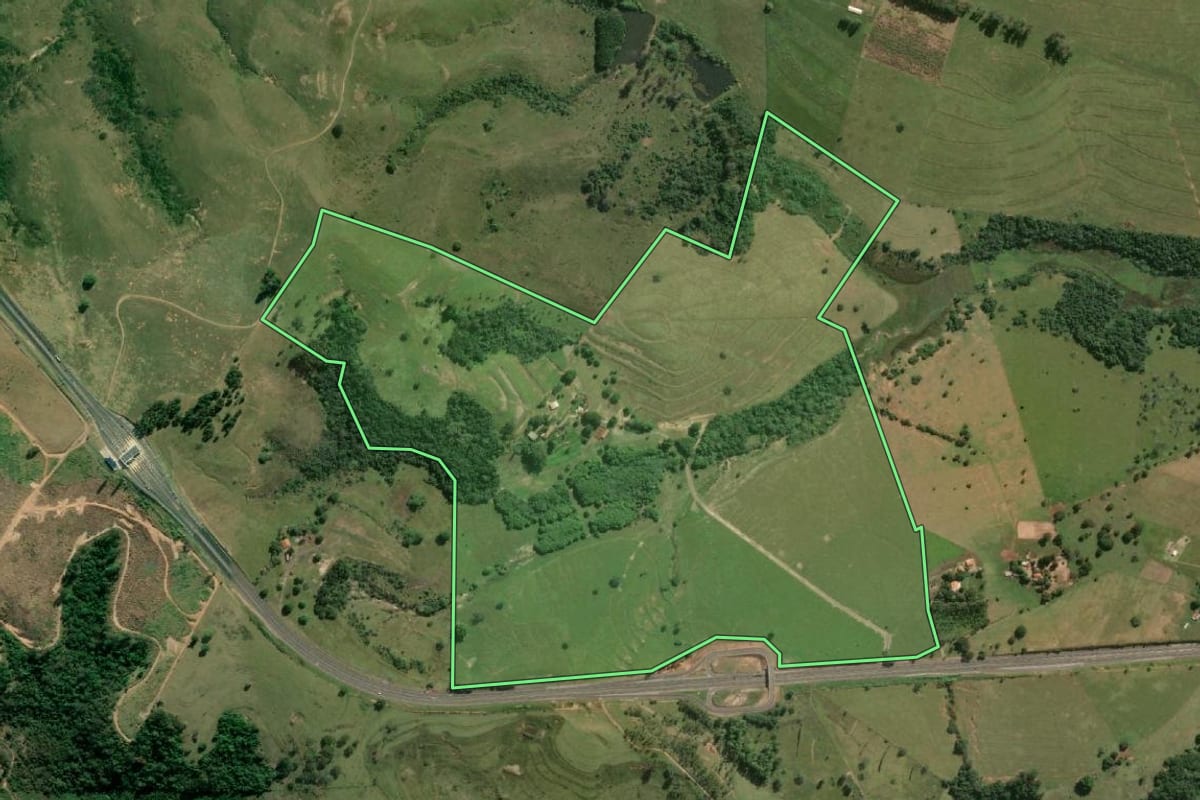 Imagem de satélite do imóvel rural em Bauru (SP), com o contorno declarado no CAR desenhado por cima.