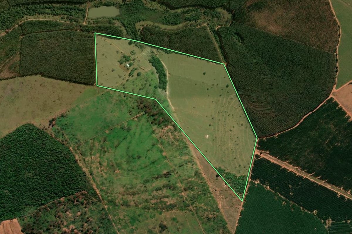 Imagem de satélite do imóvel rural em Bauru (SP), com o contorno declarado no CAR desenhado por cima.