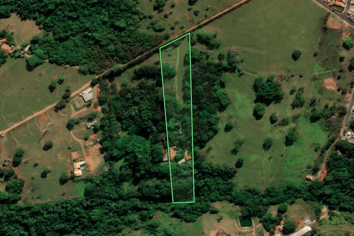 Imagem de satélite do imóvel rural em Bauru (SP), com o contorno declarado no CAR desenhado por cima.