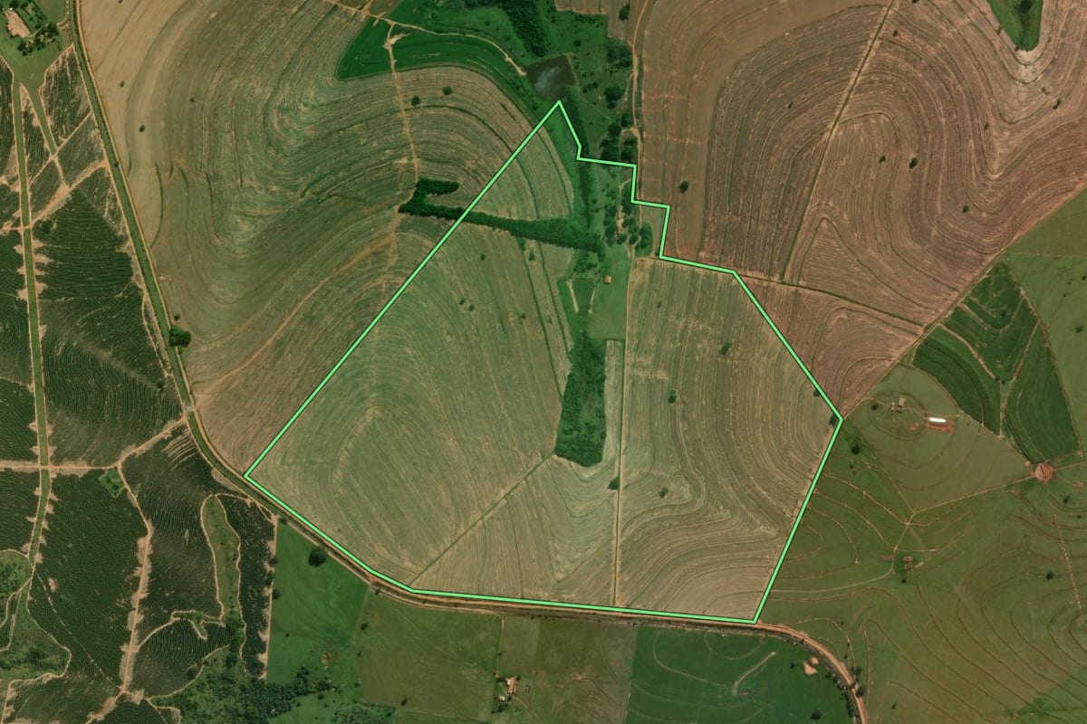 Imagem de satélite do imóvel rural em Bauru (SP), com o contorno declarado no CAR desenhado por cima.