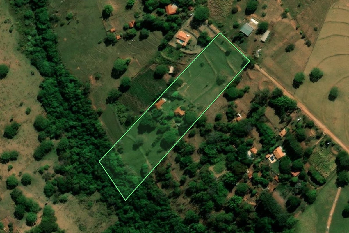 Imagem de satélite do imóvel rural em Bauru (SP), com o contorno declarado no CAR desenhado por cima.