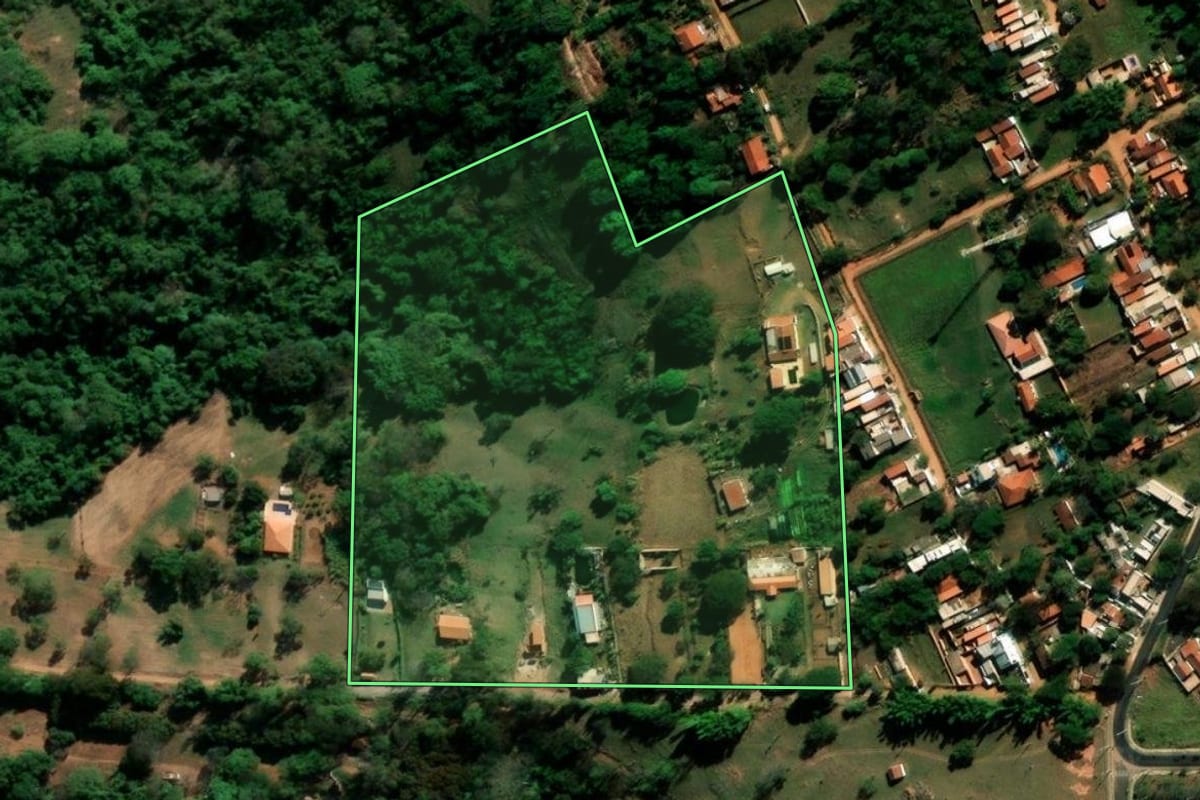 Imagem de satélite do imóvel rural em Bauru (SP), com o contorno declarado no CAR desenhado por cima.