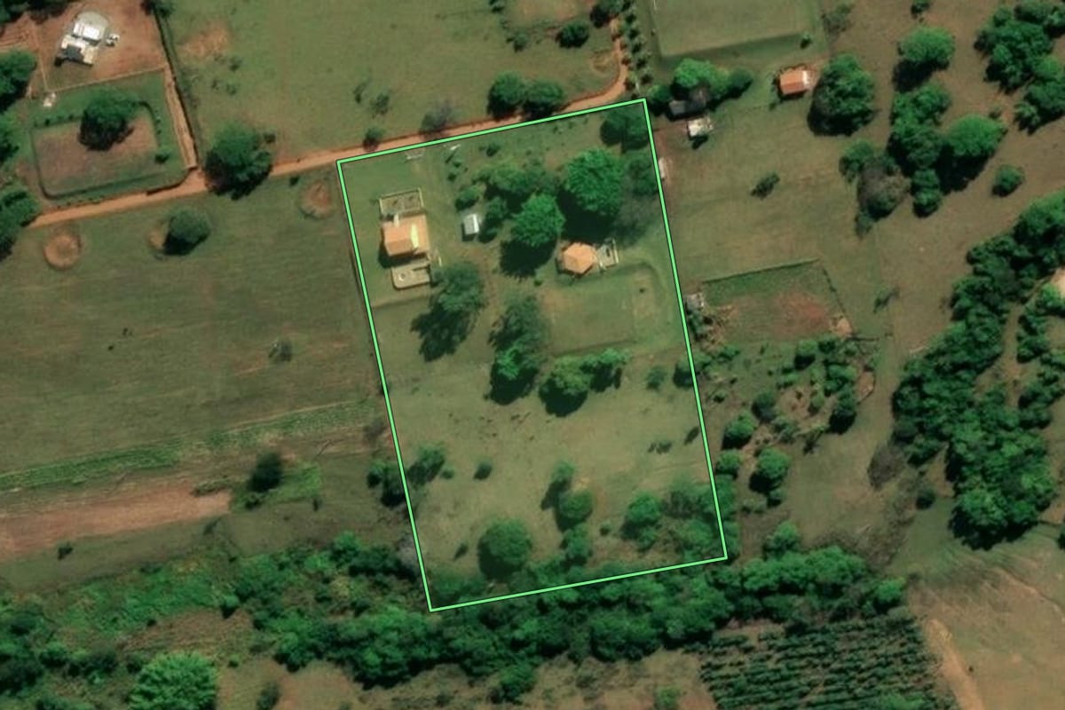 Imagem de satélite do imóvel rural em Bauru (SP), com o contorno declarado no CAR desenhado por cima.