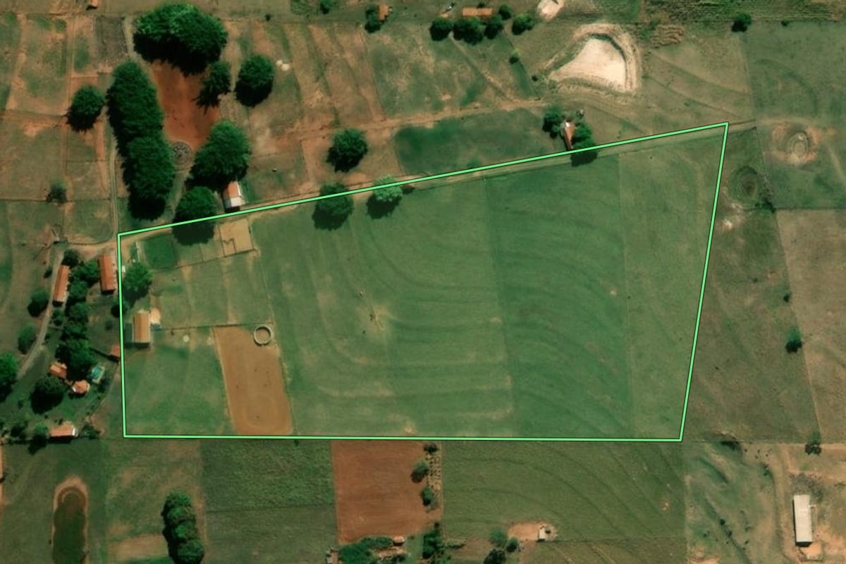 Imagem de satélite do imóvel rural em Bauru (SP), com o contorno declarado no CAR desenhado por cima.