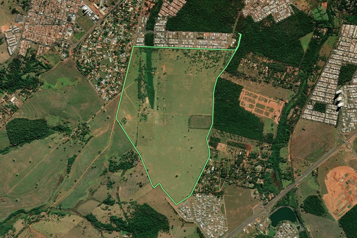 Imagem de satélite do imóvel rural em Bauru (SP), com o contorno declarado no CAR desenhado por cima.