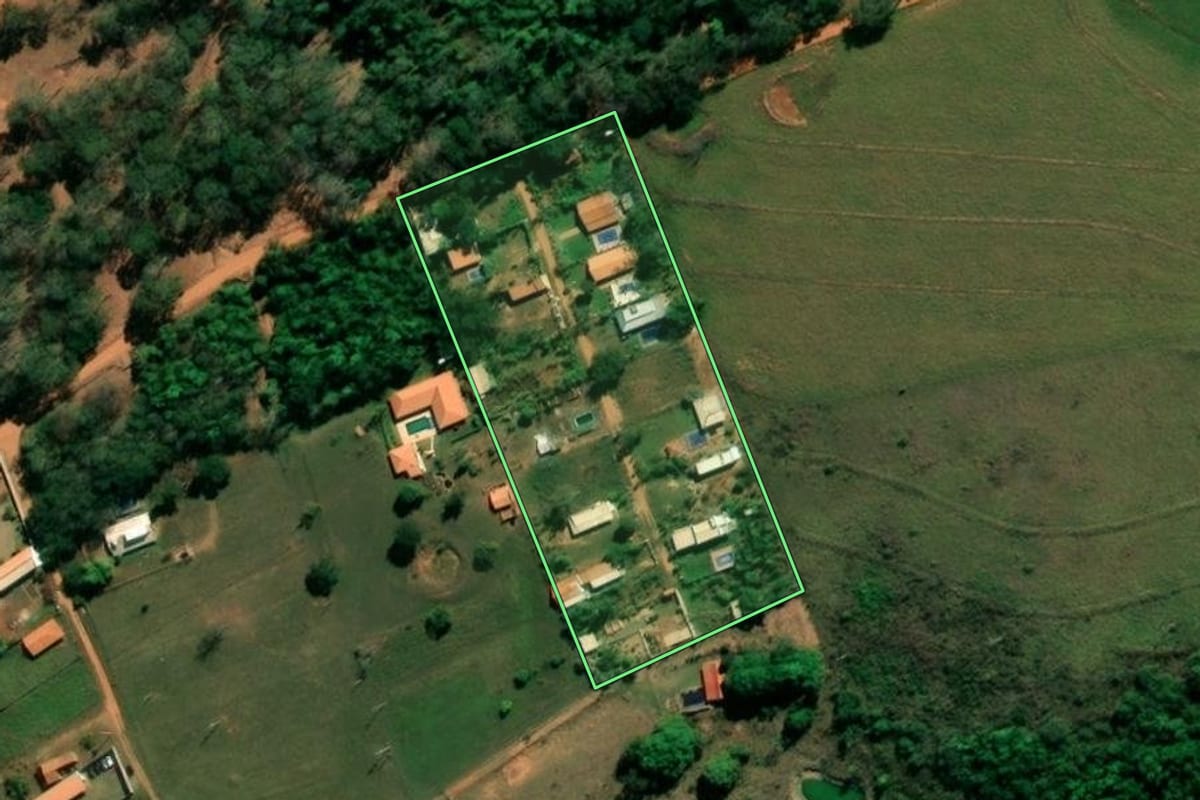 Imagem de satélite do imóvel rural em Bauru (SP), com o contorno declarado no CAR desenhado por cima.