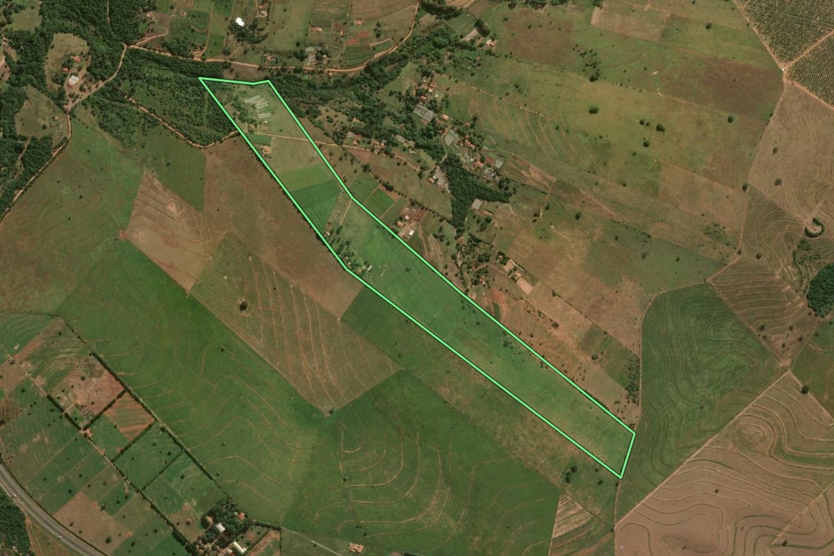 Imagem de satélite do imóvel rural em Bauru (SP), com o contorno declarado no CAR desenhado por cima.