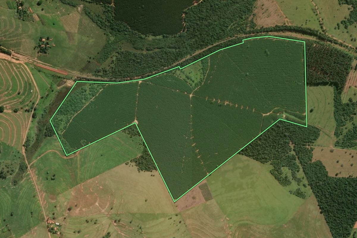 Imagem de satélite do imóvel rural em Bauru (SP), com o contorno declarado no CAR desenhado por cima.