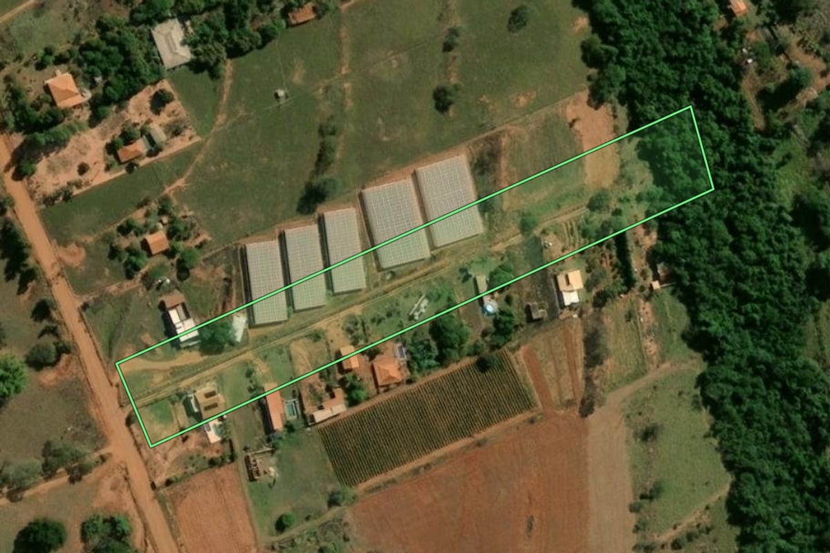 Imagem de satélite do imóvel rural em Bauru (SP), com o contorno declarado no CAR desenhado por cima.