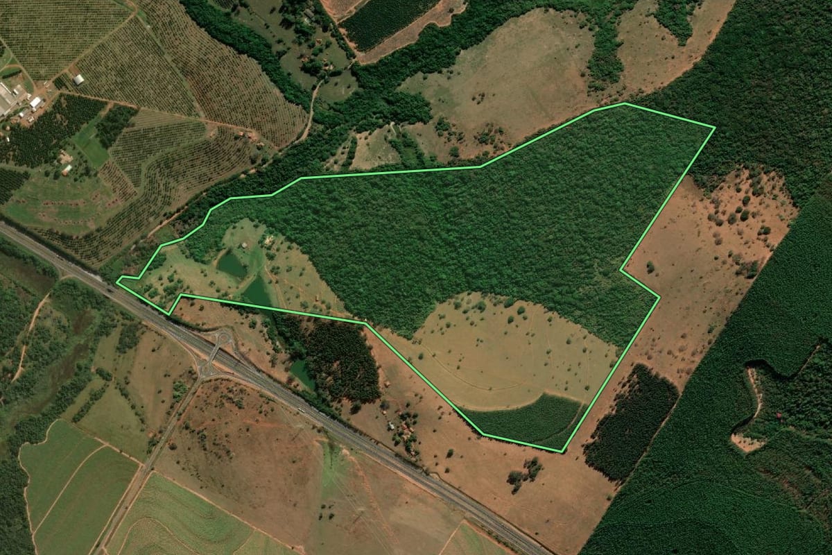 Imagem de satélite do imóvel rural em Bauru (SP), com o contorno declarado no CAR desenhado por cima.