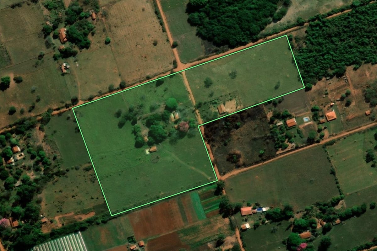 Imagem de satélite do imóvel rural em Bauru (SP), com o contorno declarado no CAR desenhado por cima.