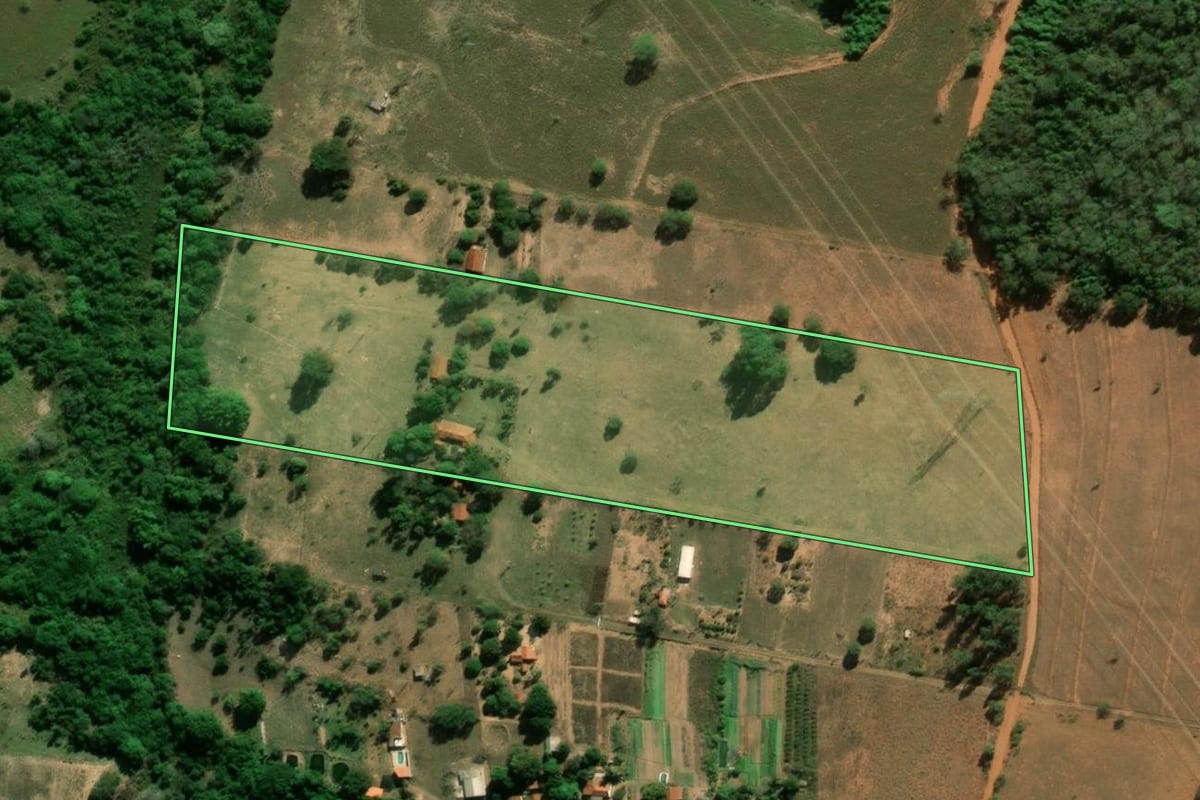 Imagem de satélite do imóvel rural em Bauru (SP), com o contorno declarado no CAR desenhado por cima.