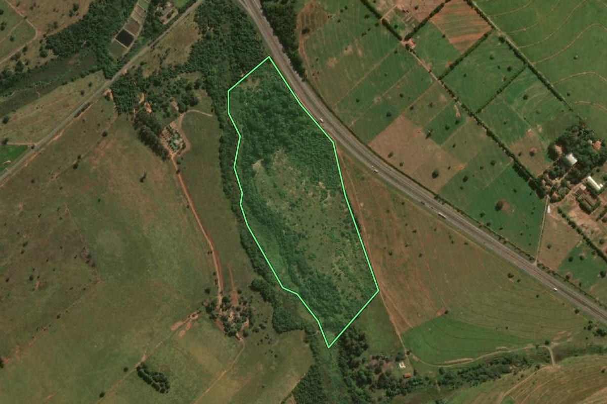 Imagem de satélite do imóvel rural em Bauru (SP), com o contorno declarado no CAR desenhado por cima.