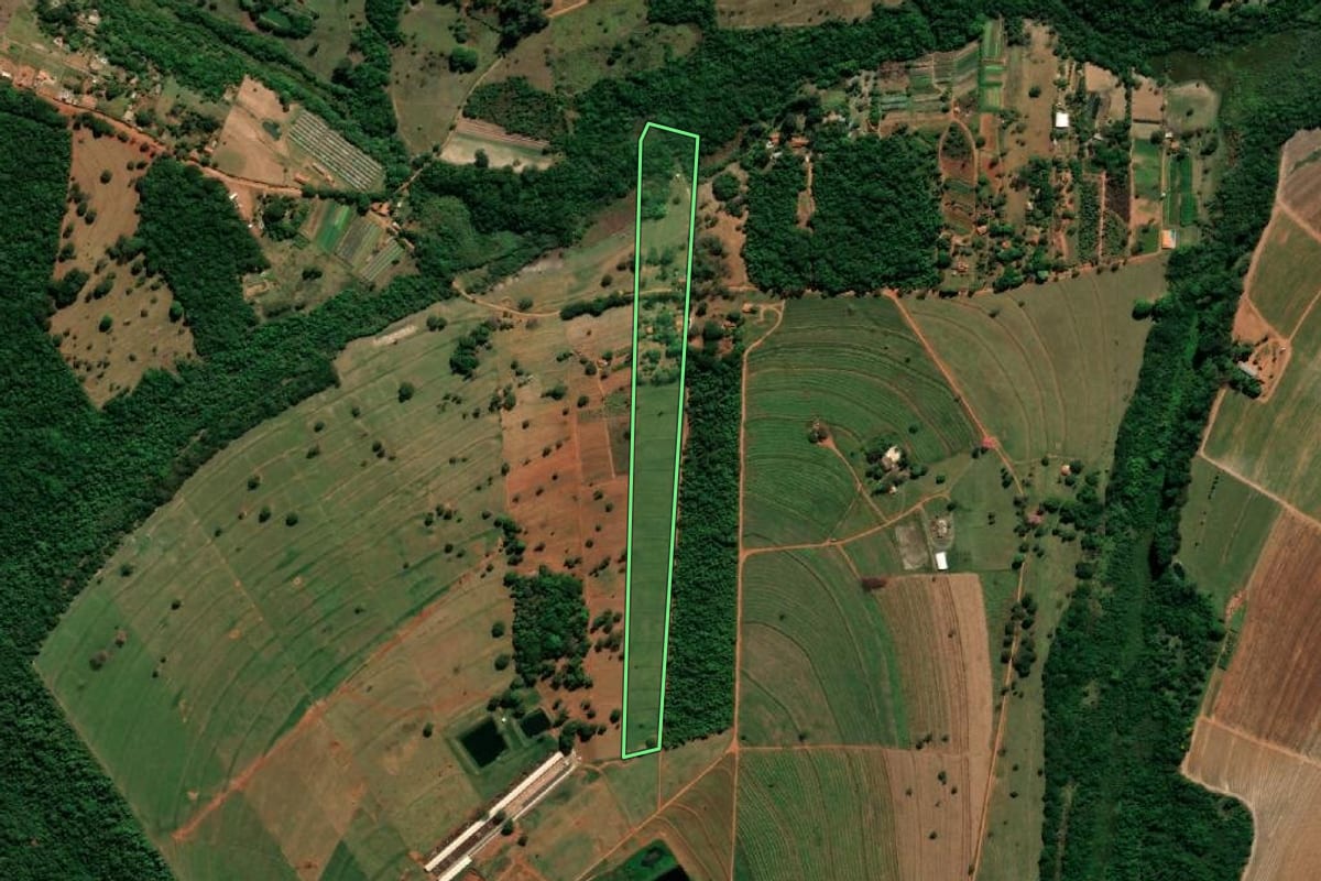 Imagem de satélite do imóvel rural em Bauru (SP), com o contorno declarado no CAR desenhado por cima.